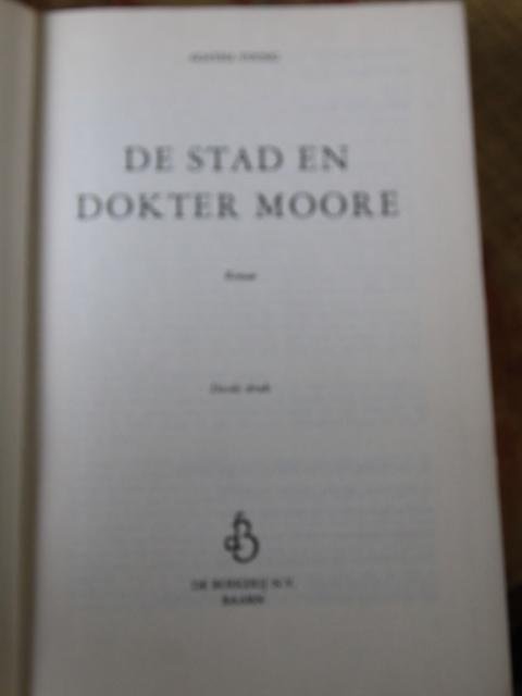 Young, Agatha - De stad en dokter Moore