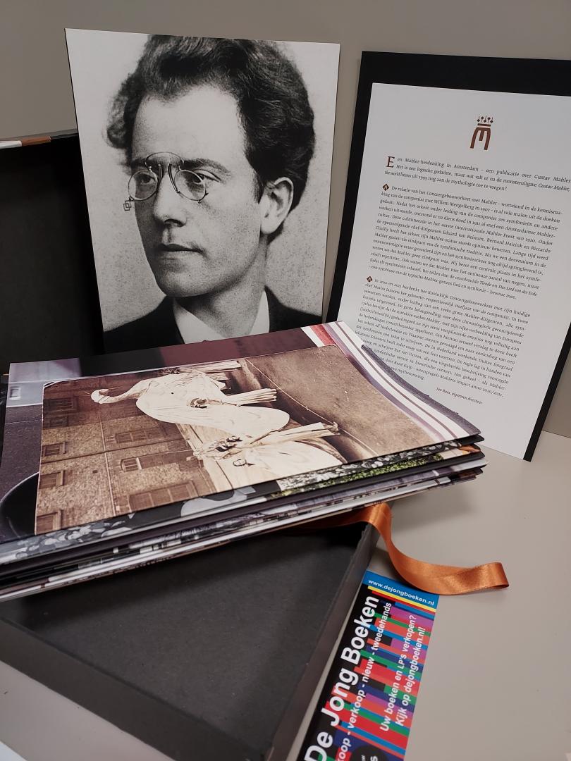 Diverse auteurs - Schrijvers over Mahler / 12 losse katernen in beschermhoes / 1 losse pagina met voorwoord Jan Raes