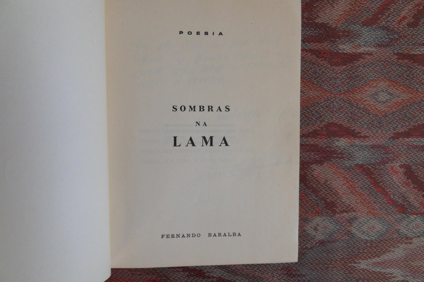 Baralba, Fernando. [ Name of "war" of Fernando Baptista Barata de Almeida ]. {Met gesigneerde opdracht door de auteur}. - Sombras na Lama. - Poesia.
