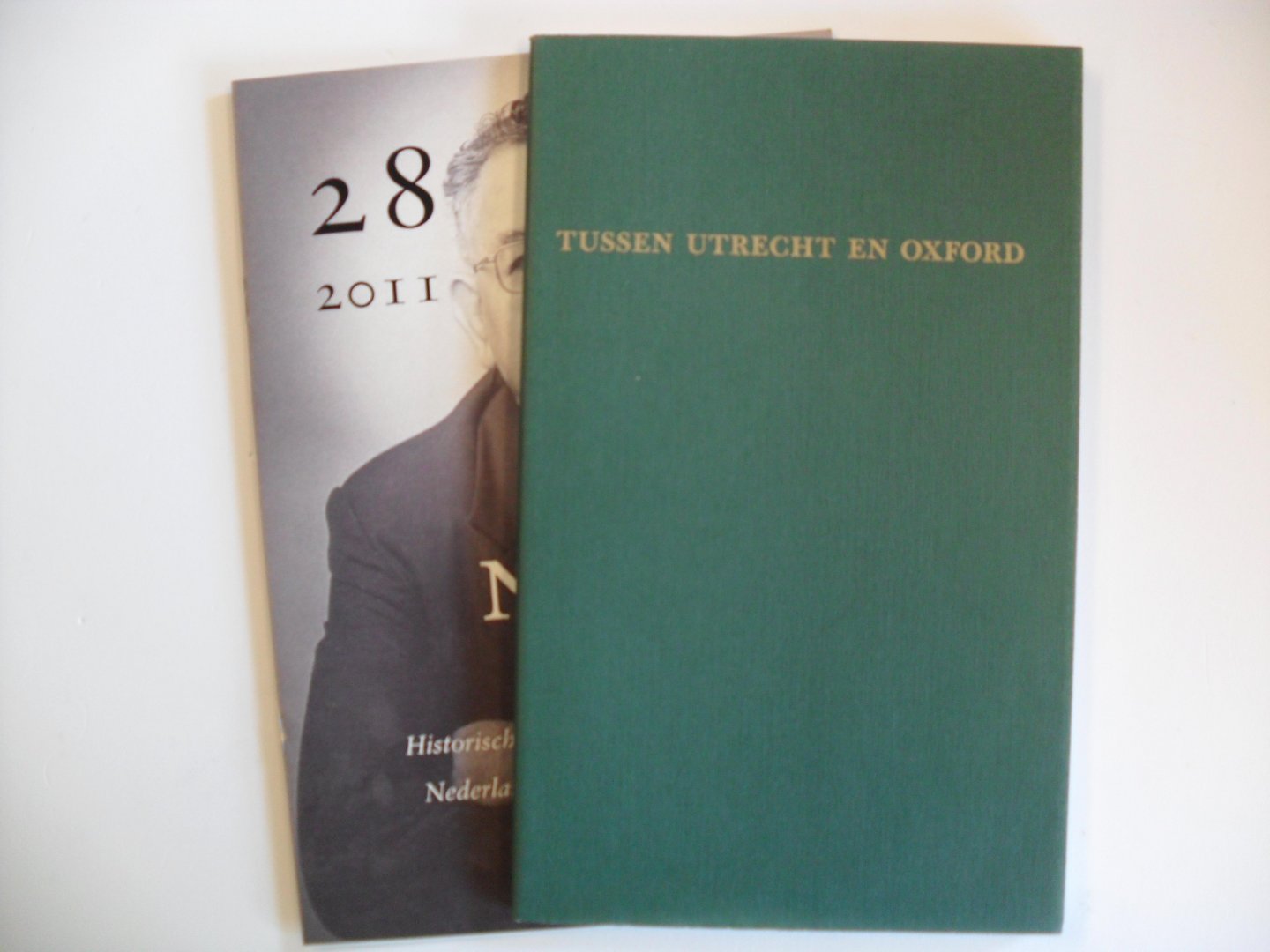 Puchinger Dr.  t.g.v. zijn afscheid - TUSSEN UTRECHT EN OXFORD ~ Toespraken ter gelegenheid van het afscheid van G. Puchinger als hoofd van het documentatiecentrum