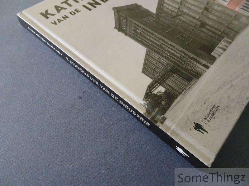 Dumarey, Alexander [fotograaf], Kympers, Marie; Langeraert, Hilde en Moermans, Kathleen [edit.]. - Kathedralen van de industrie.