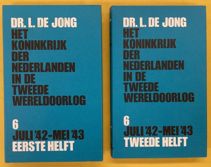 JONG, LOU DE. - Het Koninkrijk der Nederlanden in de Tweede Wereldoorlog. Deel 6 (eerste en tweede helft). Juli '42 - mei '43.