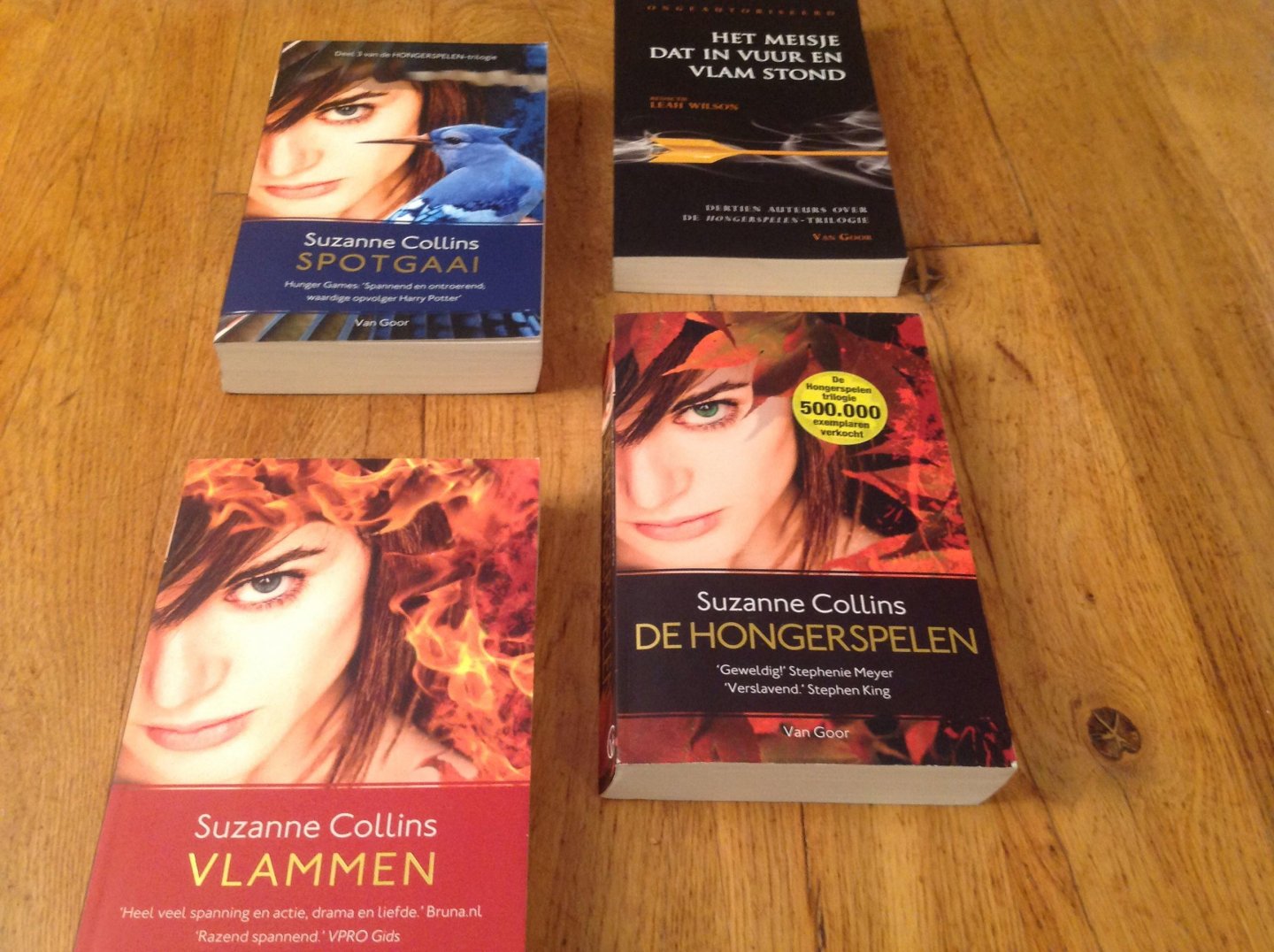 Collins, Suzanne - Spotgaai  Hongerspelen deel 3. Met de delen Een en twee extra