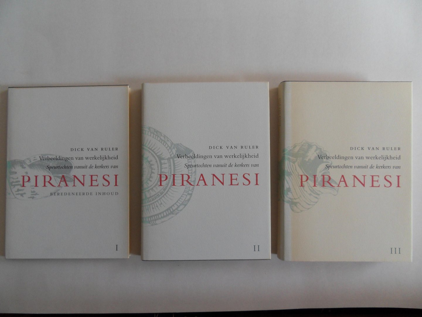 Ruler, Dick van. - Verbeeldingen van werkelijkheid. - Speurtochten vanuit de kerkers van Piranesi. [ Complete serie van drie delen in bijbehorende slipcase ].