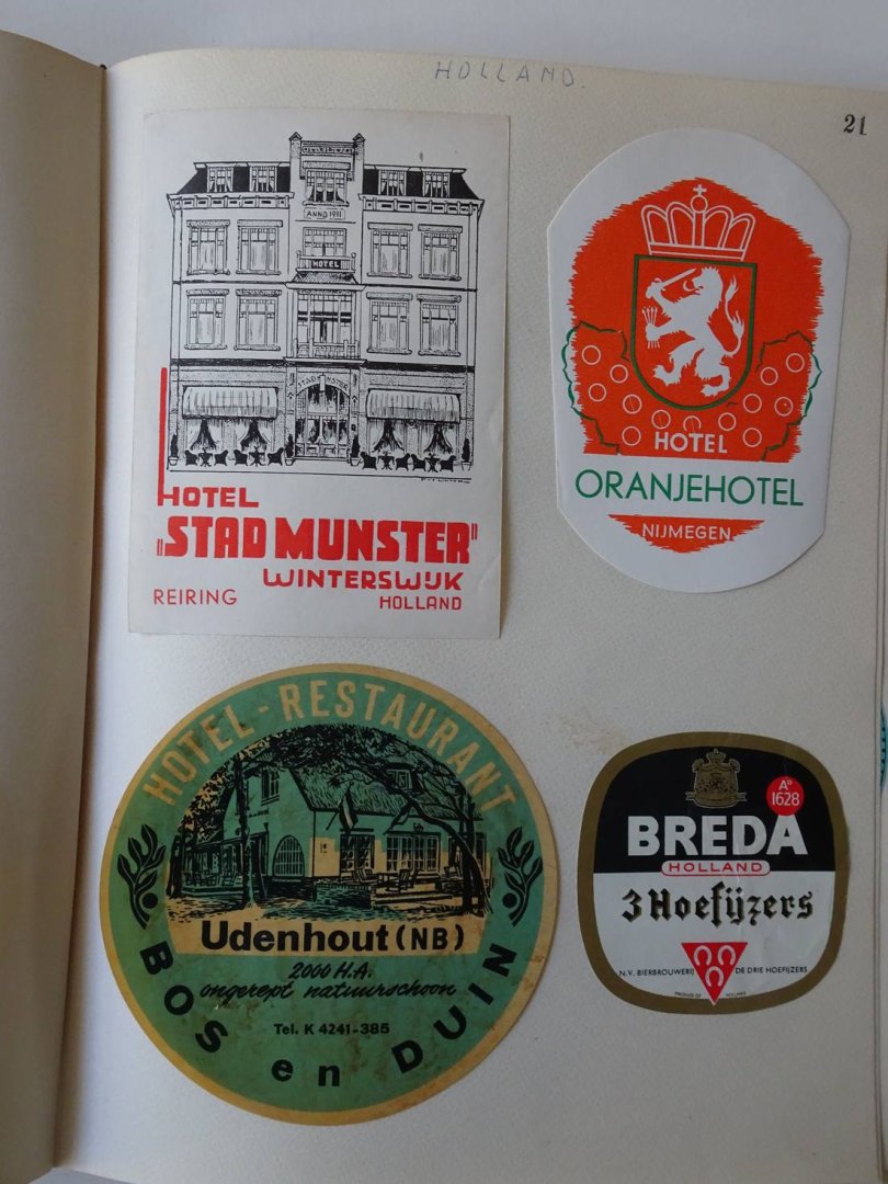 N.n.. - Plakboek met 112 verschillende hotel- en vakantiestickers- labels- en etiketten.