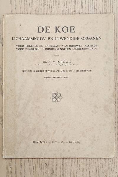 KROON, H.M. - De koe. Lichaamsbouw en inwendige organen voor eigenaars en fokkers van rundvee en ten dienste van cursussen in runderkennis en landbouwkunde.Met een gekleurd beweegbaar model en 60 afbeeldingen