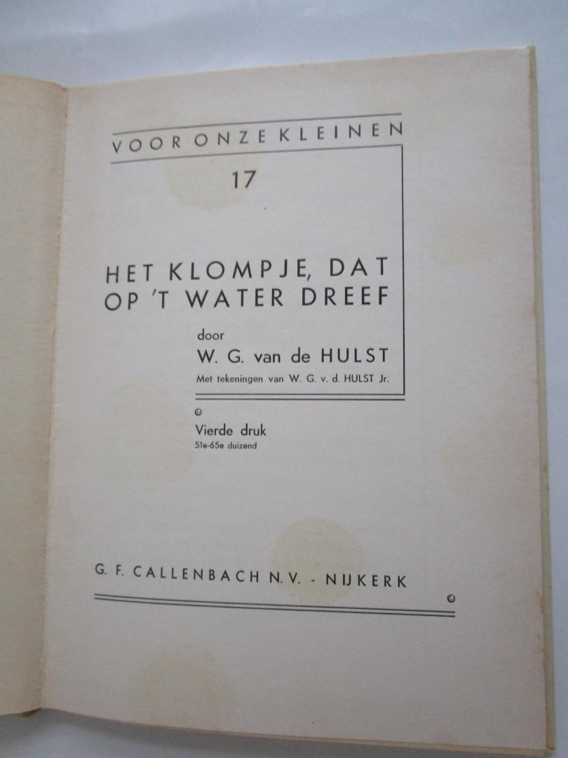 Hulst, W.G. van de (auteur)  Hulst, W.G. van de, jr (tekeningen van) - 17 VOOR ONZE KLEINEN;  Het klompje dat op 't water dreef