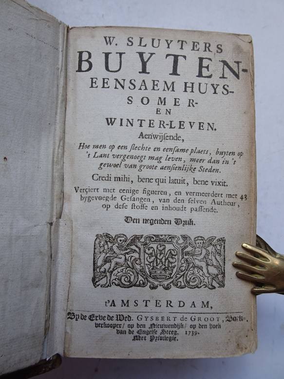 Sluyters, W. (Sluiters). - Buyten-eensaem huys-somer en winterleven, aenwijsende, hoe men op een slechte en eensame plaets, buyten op 't lant vergenoegt mag leven, meer dan in 't gewoel van groote aensienlijke steden; verciert met eenige figueren en vermeerdert met 43 b...