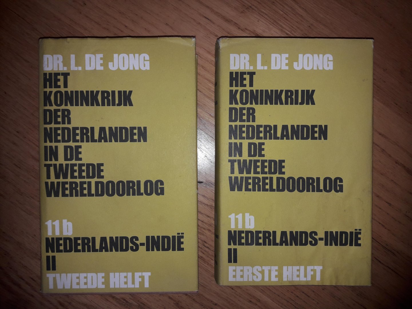 Jong, Dr. L. de - Het Koninkrijk der Nederlanden in de Tweede Wereldoorlog , deel 11b nederlands-indie 2 , eerste en tweede helft