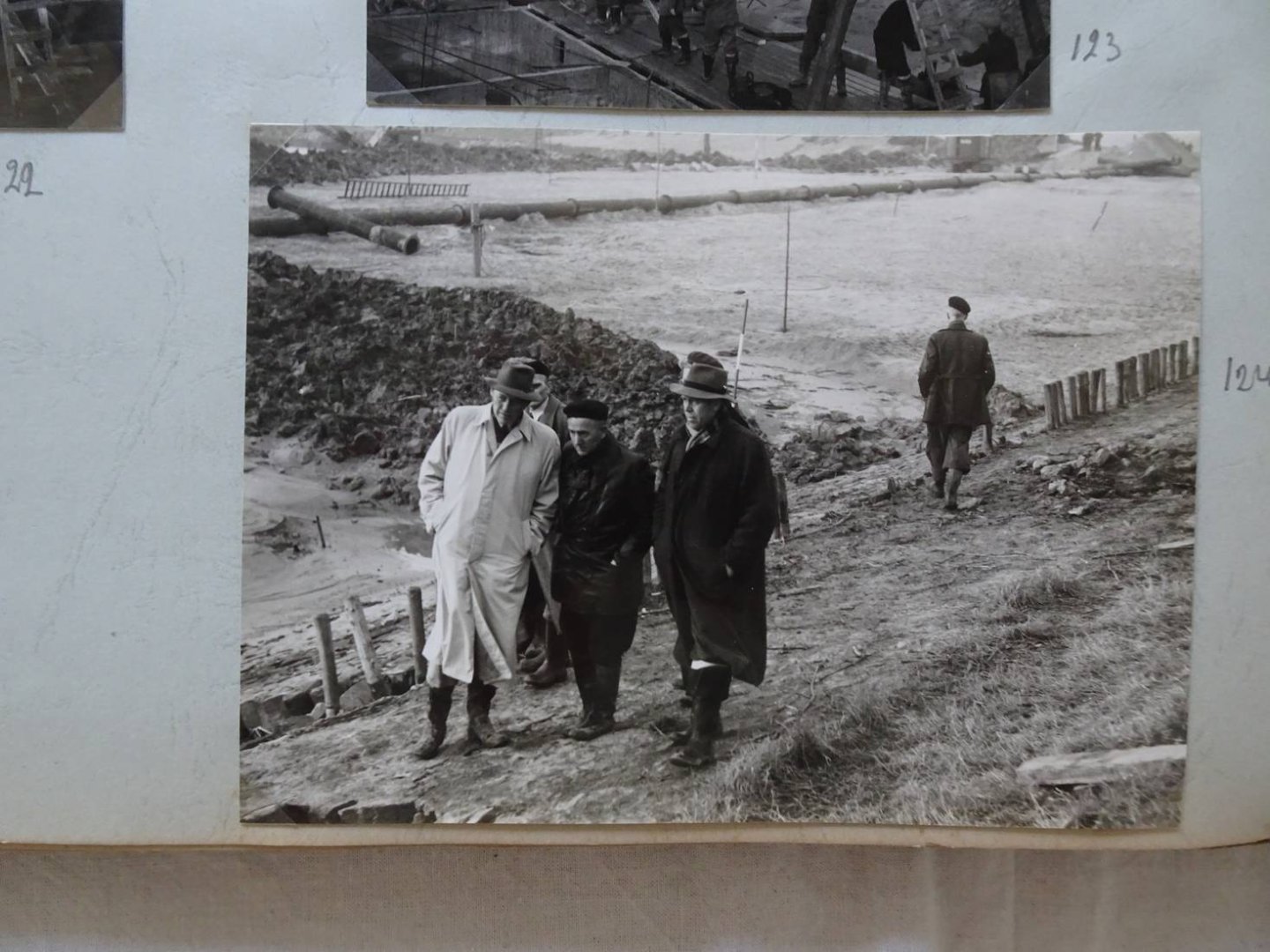 N.n.. - Dijkdoorbraak Zeeland 1953 en herstel. Fotoboek.