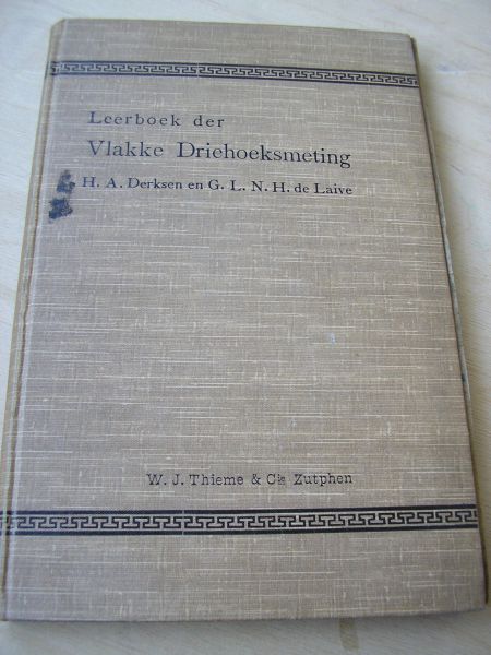 Derksen, H.A. en G.L.N.H. de Laive - Leerboek der vlakke driehoeksmeting met vraagstukken  (en inlegboekje met antwoorden)