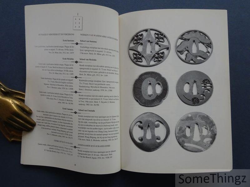 Coll. / Musées Royaux d'art et d'histoire. - Tsuba. La collection des gardes de sabres japonais des musées royaux d'art et d'histoire / De verzameling stootplaten van de koninklijke musea voor kunst en geschiedenis. [texte FR-NED]