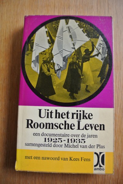 Plas, Michel van der (samensteller); Kees Fens (nawoord) - UIT HET RIJKE ROOMSCHE LEVEN. Een documentaire over de jaren 1925-1935