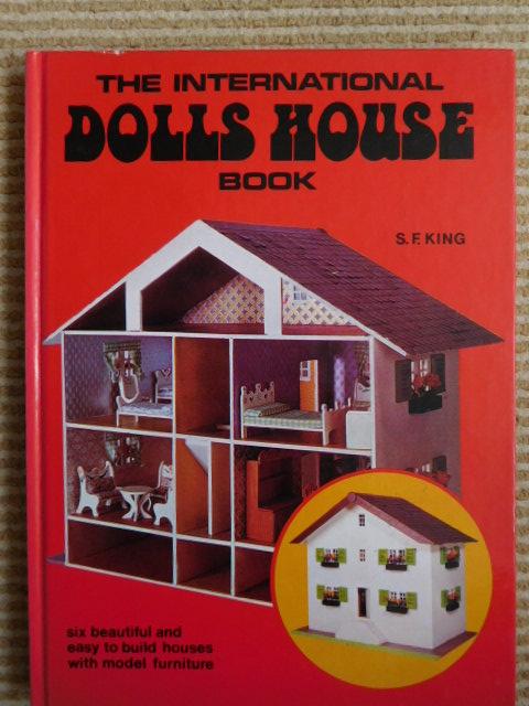 King, S.F. - The international Dolls House book, six beautiful and easy to build houses with model furnuture