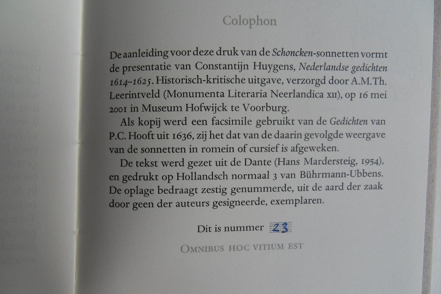 Hooft, Pieter Cornelisz; Huygens, Constantijn; e.a. [ met een toelichting van Kees Thomassen ]. - De Schoncken-Sonnetten. [ Genummerd ex. 23 / 60 ]. [ Met EXTRA handgeschreven kaart door Kees Thomassen ].