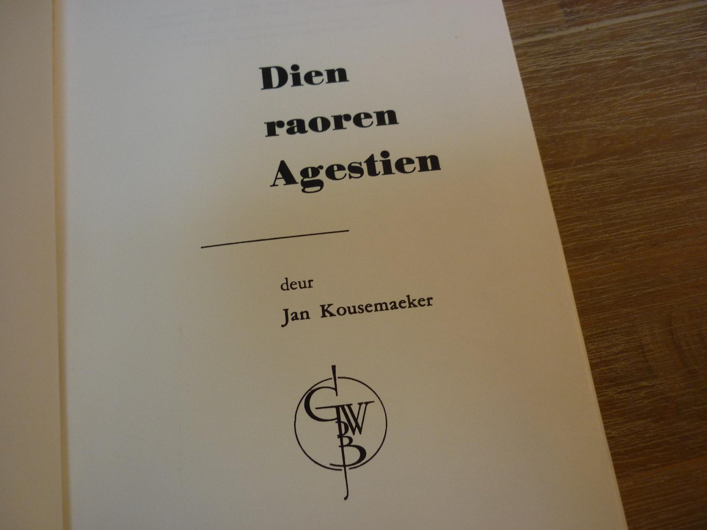 Kousemaeker, Jan - Dien raoren Agestien; Dorpsverhaal West-Zuid-Beveland in streektaal / dialect