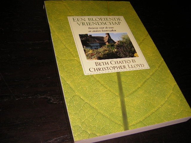Beth Chatto;  Christopher Lloyd - Een bloeiende vriendschap brieven over de tuin en andere levenszaken