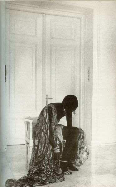 Terreehorst, Pauline  ..  Met foto's van Taco Anema .. Boekverzorging :  door Zeno met veel zwart wit foto's - Het seizoen. Een modeboek. Het fotoboek van de afgelopen Tien jaar wordt doorgenomen. Wat gebeurde er vanaf het moment dat er geen kleren meer werden gedragen maar design.