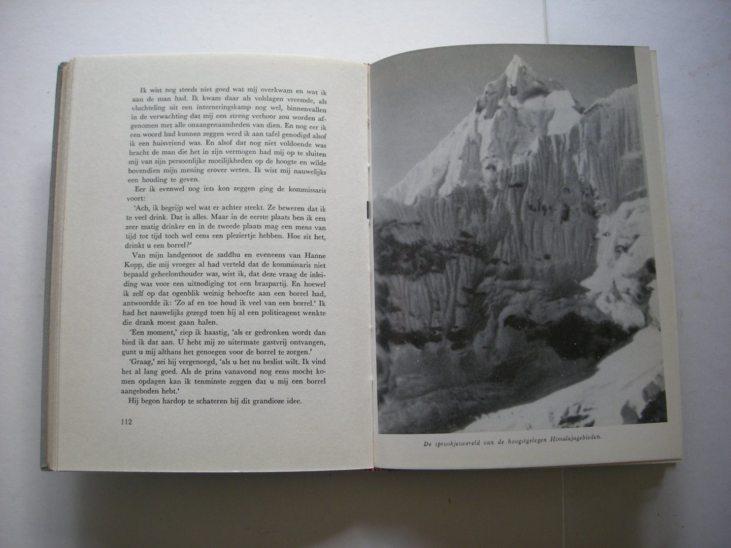 Sattler, Friedel / Bakker, M. vert  uit het Duits - Door de onbekende Himalaja - met 17 illustraties (Flucht durch den Himalaja)