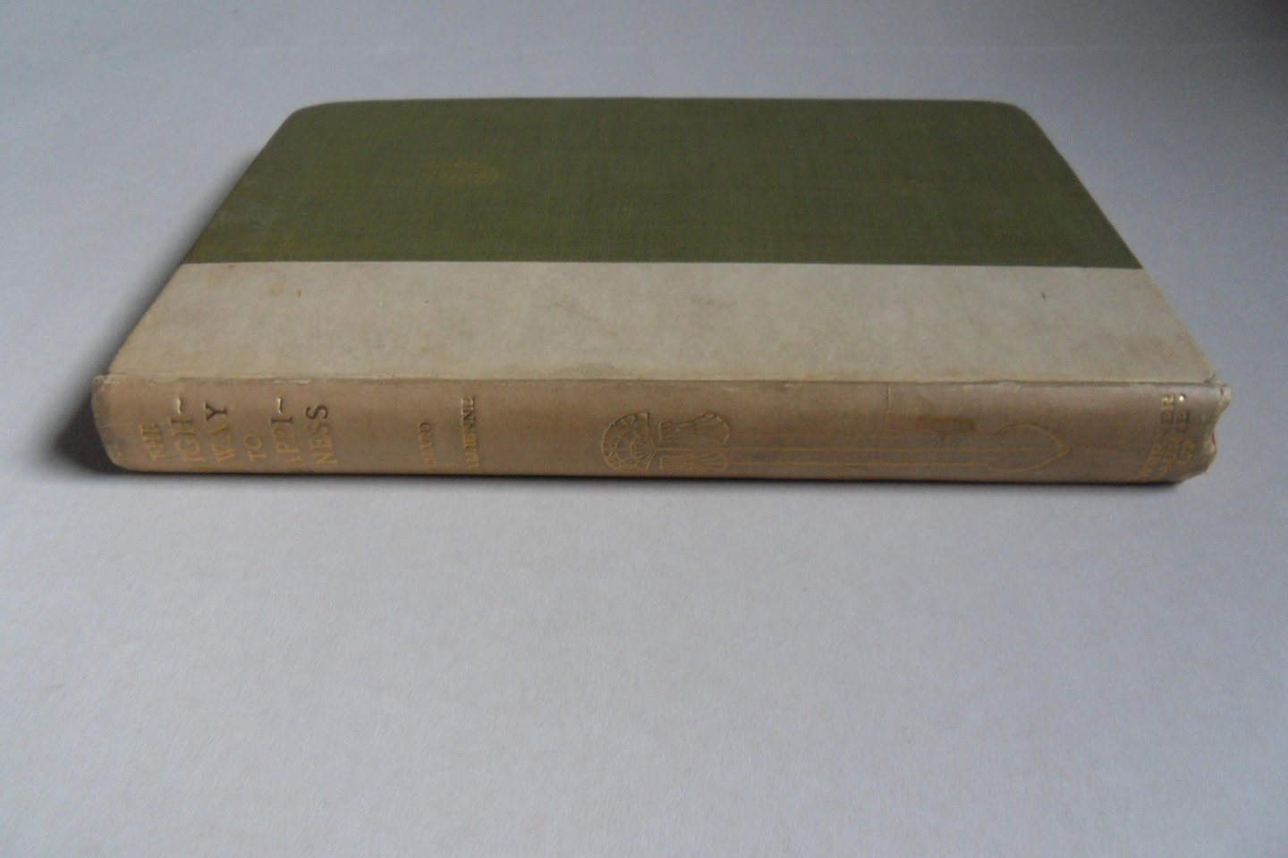 Gallienne, Richard le. - The Highway to Happiness. [ Prachtige vormgeving ].
