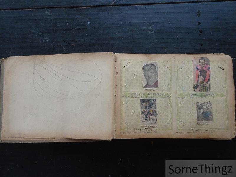 Anon. - Scrapbook / verzamelalbum / oud postkaartenalbum met talrijke krantenknipsels van wielrenners (jaren '40-'50-'60).