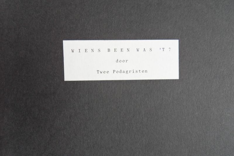 Twee Podagristen (een van de drie olden en een nije echte). - Wiens Been Was `T? - Wat gerrit Koeze in `t schemer-duuster bij den heerd an zien halfbruer Tönnis Konkel vertelde. [ Genummerd ex. 23 / 24].