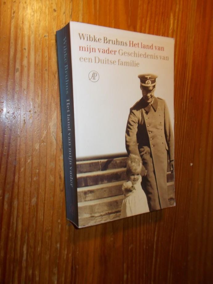 BRUHNS, W., - Het land van mijn vader; Geschiedenis van een Duitse familie.