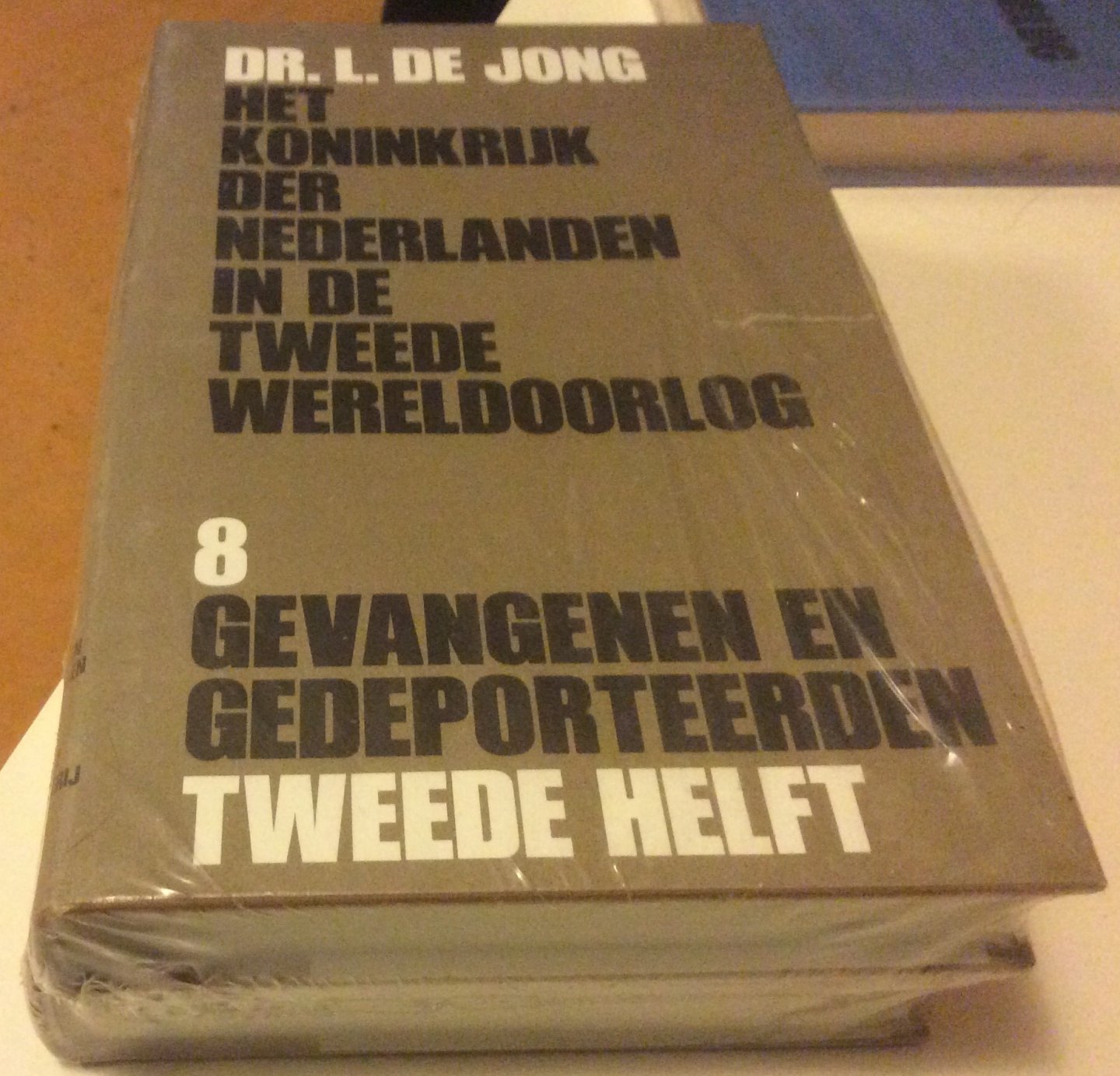 Jong, Dr. L. de - Het Koninkrijk der Nederlanden in de Tweede Wereldoorlog, deel 8, gevangenen en gedeporteerden, eerste en tweede helft