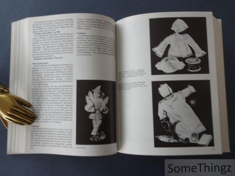 Köstlin, Konrad (ed.). - Kinderkultur. 25. Deutscher Volkskundekongress in Bremen vom 7. bis 12. Oktober 1985.