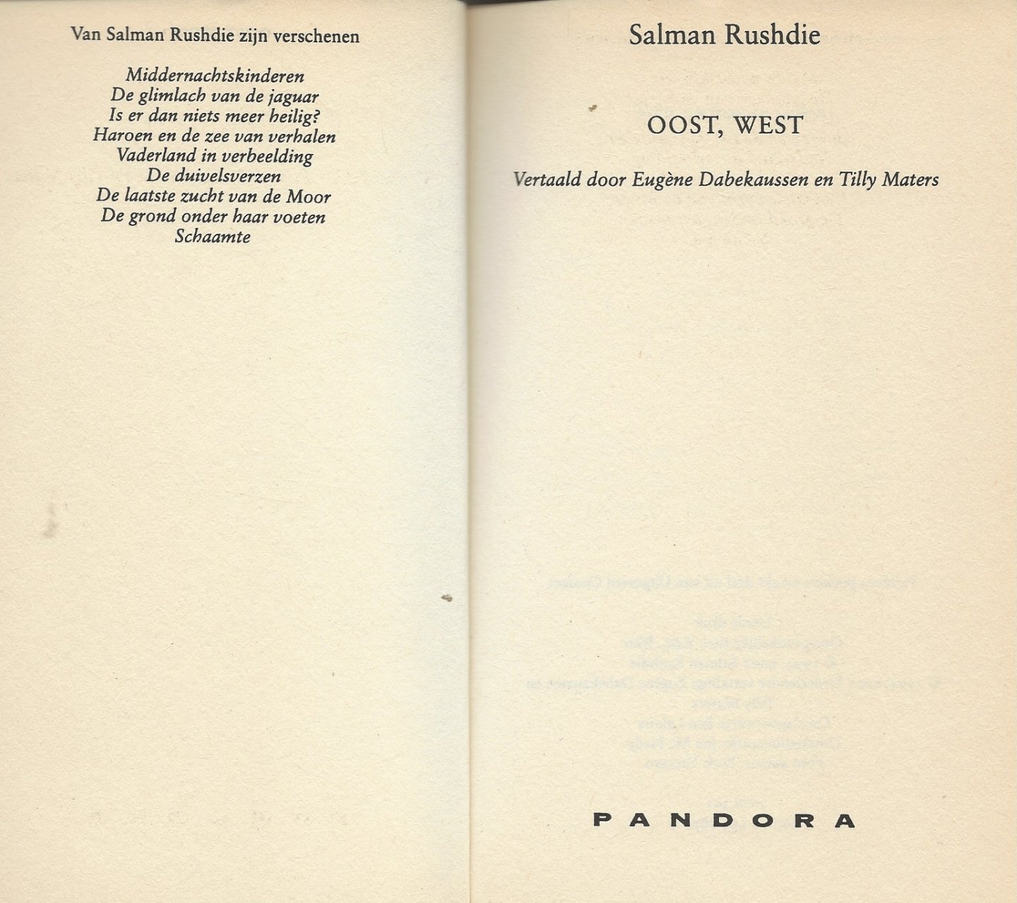 Rushdie, Salman . Vertaald door Eugene  Dabekaussen en Tilly Maters  Omslagontwerp Ben Laloua Foto auteur Nick Vaccaro - Oost, West