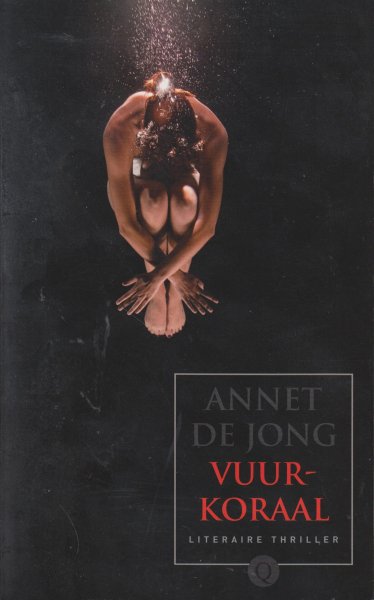 Jong (Rotterdam 1970), Annet de - Vuurkoraal - Vuurkoraal is een meeslepende literaire thriller die op Curacao speelt - een verraderlijke liefde en onverwacht bedrog. Het leven van 7 tot dan toe zorgeloze meisjes wordt totaal ontwricht als er een meisje opeens spoorloos verdwijnt...