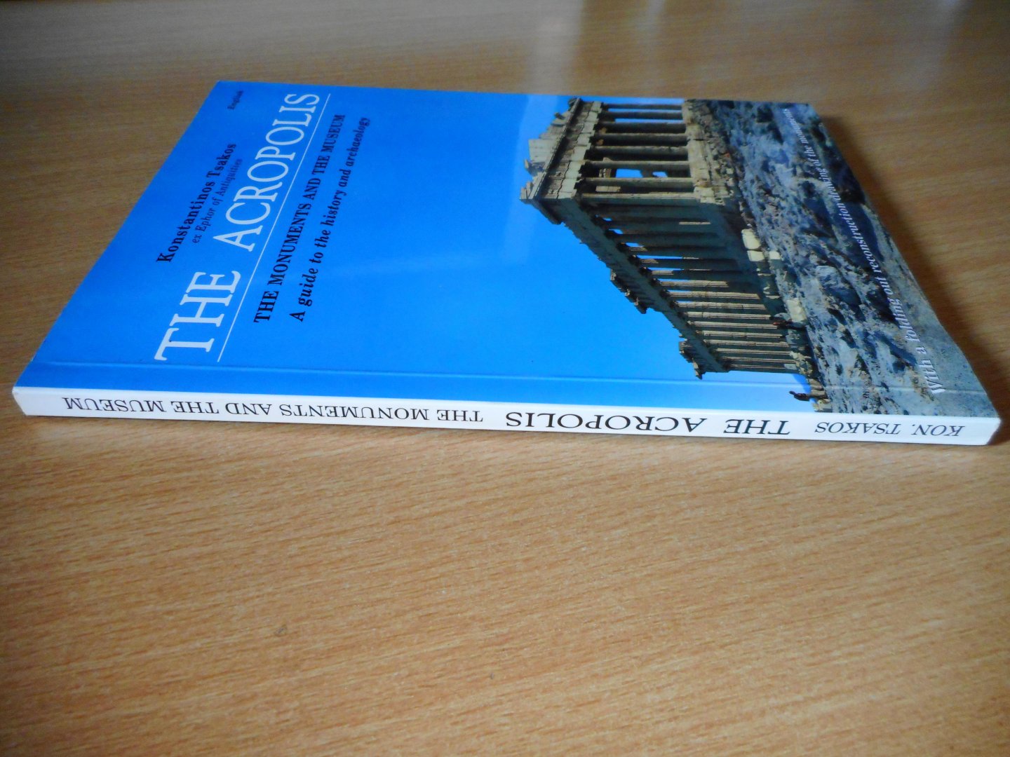 Tsakos, Konstantinos - The Acropolis. The monuments and the museum. A guide to the history and archaeology.