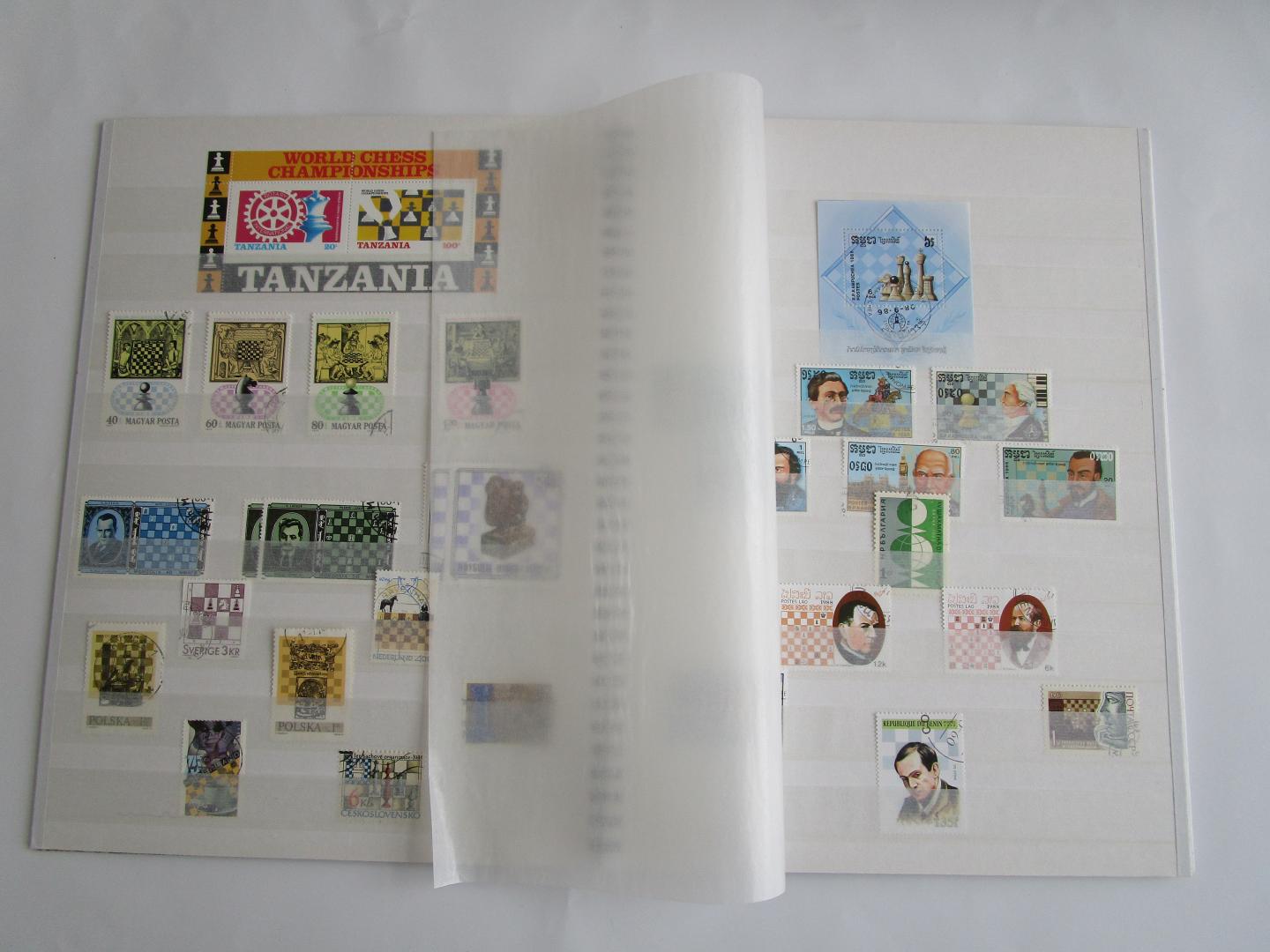 Filatelie - POSTZEGELS  4 pagina's met 66 postzegels SCHAKEN en DAMMEN