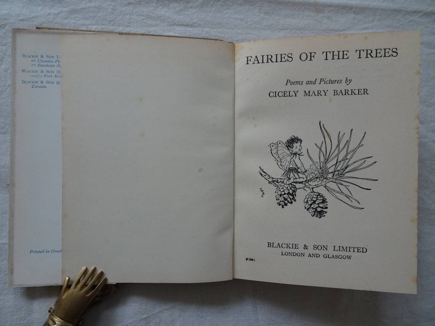 Barker, Cicely Mary. - Flower Fairies of the Trees.
