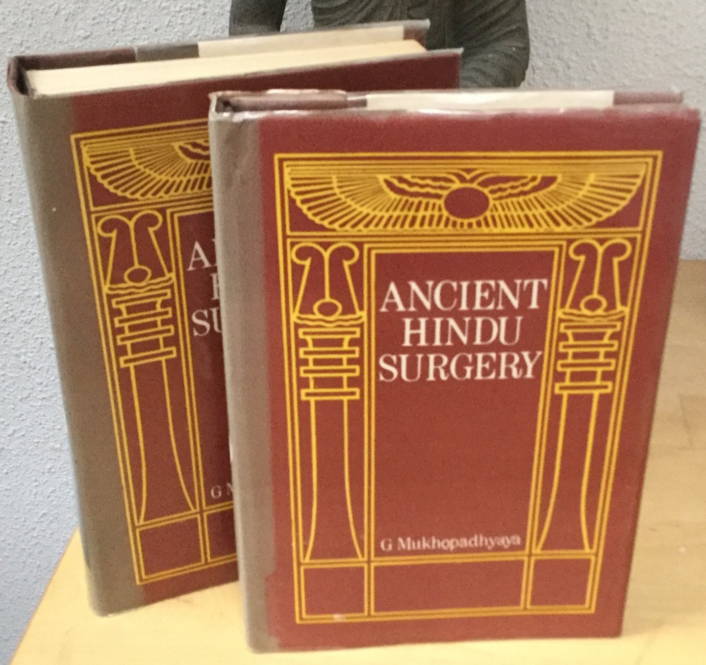 Mukhopadhyaya, Girindranath - Ancient Hindu surgery / Surgical instruments of the Hindus, volume I and II (with a comparative study of the surgical instruments of the Greek, Roman, rab, and the modern European surgeons)