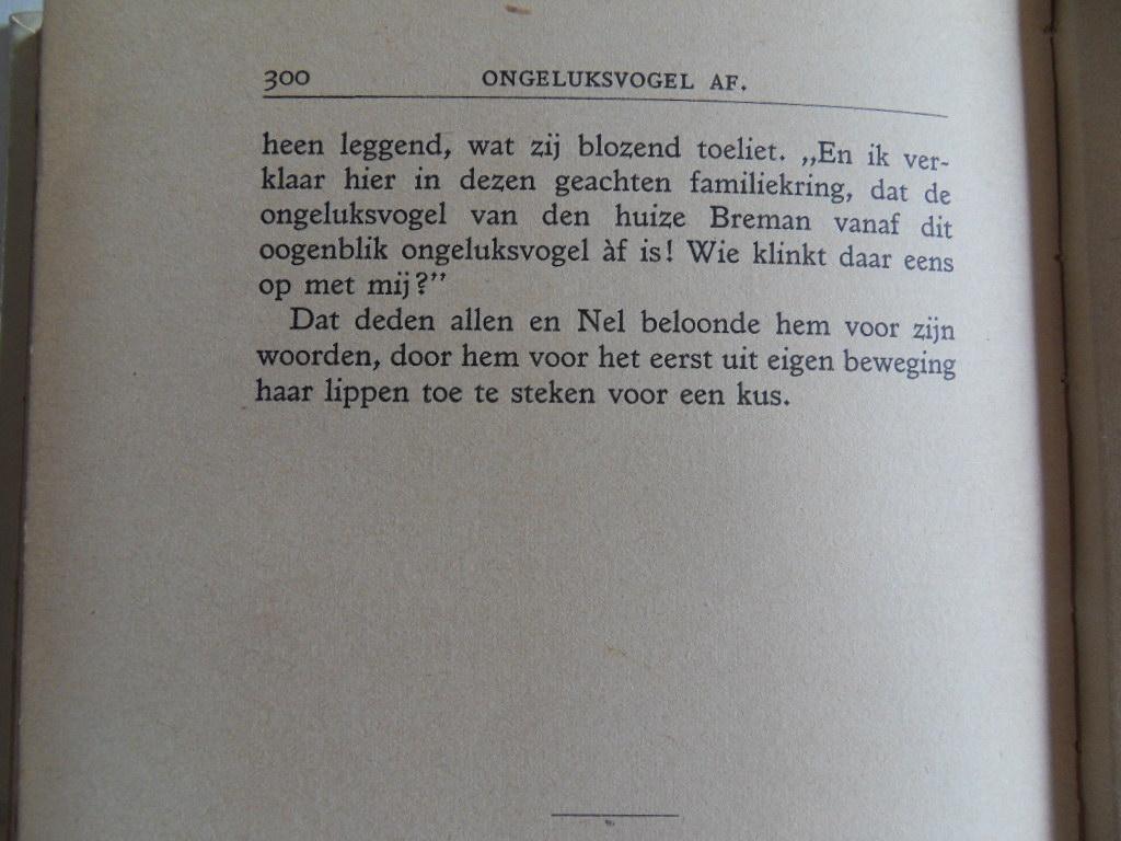 Loman, Mies [ pseudoniem van Hans de la Rive Box - 1906 - 1985 ] [ Zijn romandebuut uit 1924 ]. - De Ongeluksvogel. [ Eerste druk met het officieel aangekondigde bandontwerp van Willy Sluiter - zie meer info ].