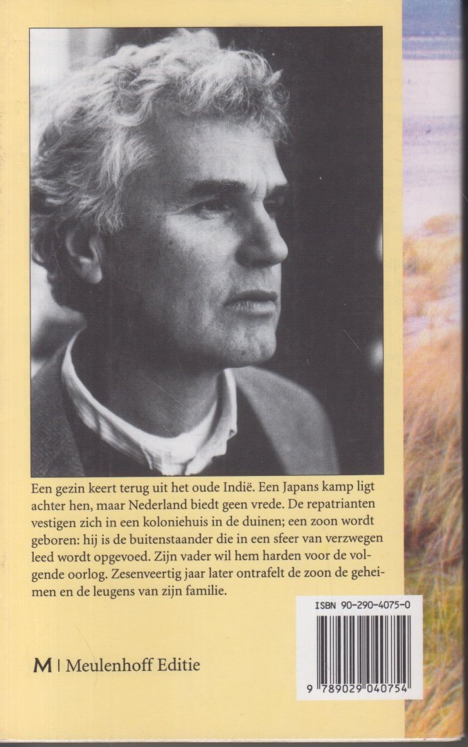 Dis (Bergen aan Zee, 16 December 1946), Adriaan van - Indische duinen. Een gezin keert terug uit het oude Indië. Een Japans kamp ligt achter hen, bij zijn zoektocht naar zijn wortels leert de zoon uit een Indisch repatriantengezin zijn familie waarderen.