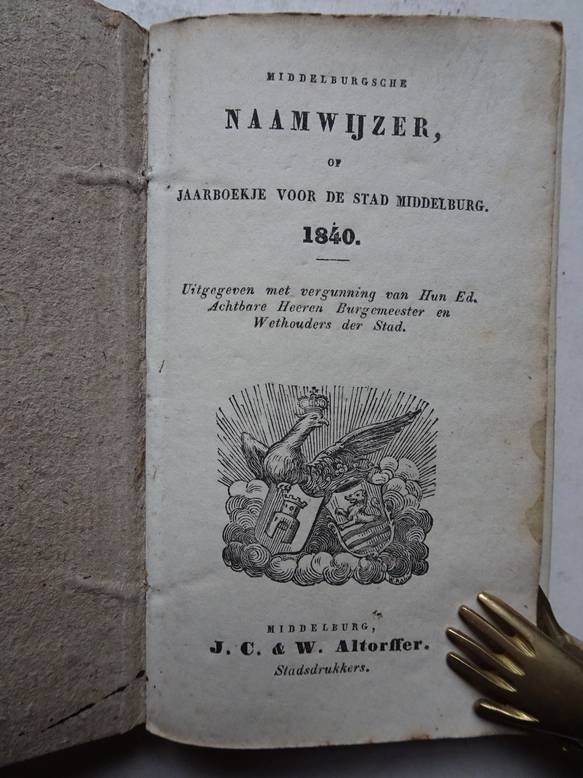  - Middelburgsche Naamwijzer, of jaarboekje voor de stad Middelburg. 1840. Uitgegeven met vergunning van Hun Ed. Achtbare Heeren Burgemeester en Wethouders der Stad.