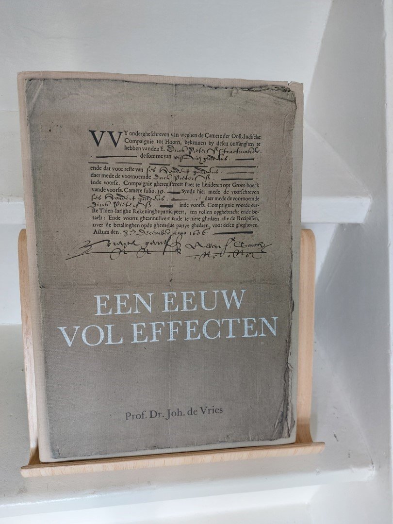 Vries, prof. dr Joh. de - Een Eeuw vol Effecten. Historische Schets van de Vereniging voor de Effectenhandel en de Amsterdamse Effectenbeurs 1876-1976.