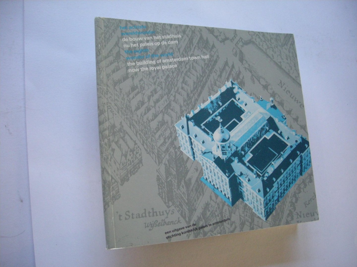 Fleurbaay, E., tekst / Hoyle, M. vert. - Het achtste wereldwonder. De bouw van het stadhuis, nu het paleis op de Dam / The eighth wonder of the world, The building of Amsterdam Town Hall, now the Royal Palace . Tentoonstellingscatalogus