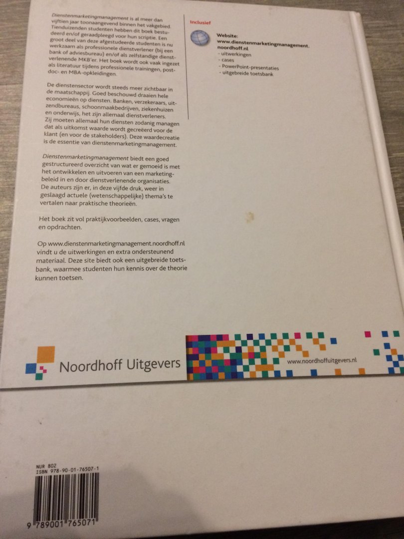 Vries, Walter de, Helsdingen, Piet J.C. van - Dienstenmarketingmanagement