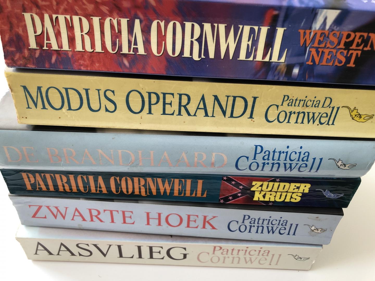 Cornwell, P.D. - 6 boeken van Patricia Cornwell; Aasvlieg, Wespennest, Zwarte Hoek, De brandhaard, Zuider Kruis & Modus operandi
