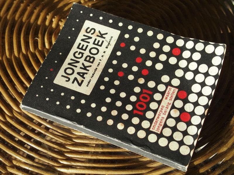 Bloemink F.H.N.  (red.) - Het Jongenszakboek. Een boekje met 1001 onderwerpen waarin jongens belang stellen