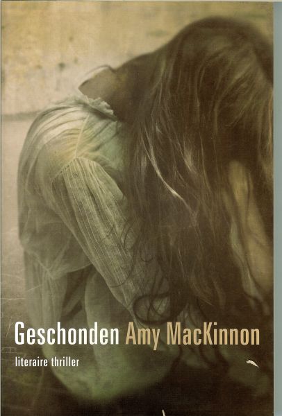 MacKinnon, Amy .. Vertaling : Mariëtte van Gelder .. Omslagontwerp  Wil Immink Design - Geschonden  ..  claire marsh is gewend aan de dood, ze heeft er elke dag mee te maken. maar dit keer komt hij dichterbij dan haar lief is.