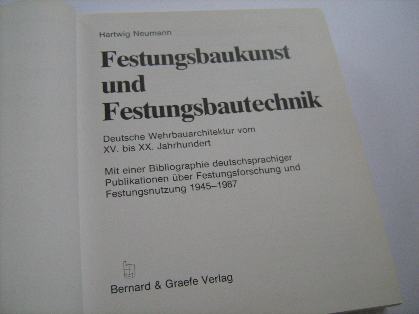 Neumann,Hartwig. - Festungsbaukunst und Festungsbautechnik. Deutsche Wehrbauarchitektur vom XV. bis XX. Jahrhundert. Mit einer Bibliographie deutschsprachiger Publikationen über Festungforschung und Festungsnutzung 1945-1987.