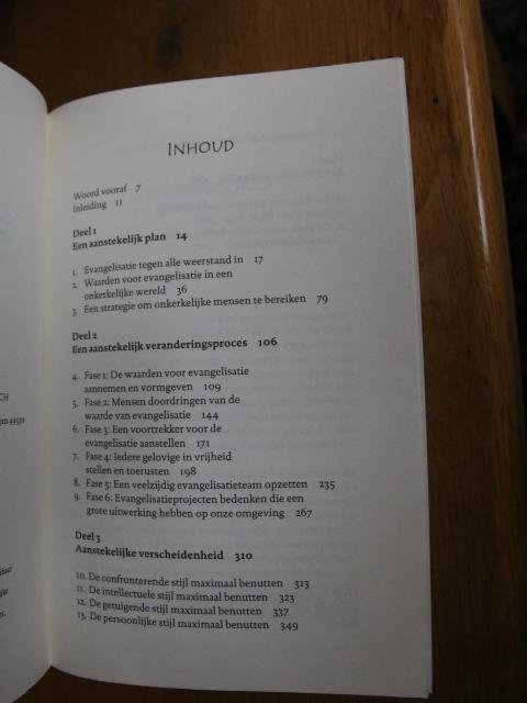 Mittelberg, Mark, Hybels, Bill - Bouwen aan een aanstekelijke kerk. Mensen bij Jezus brengen zonder zijn woorden af te zwakken