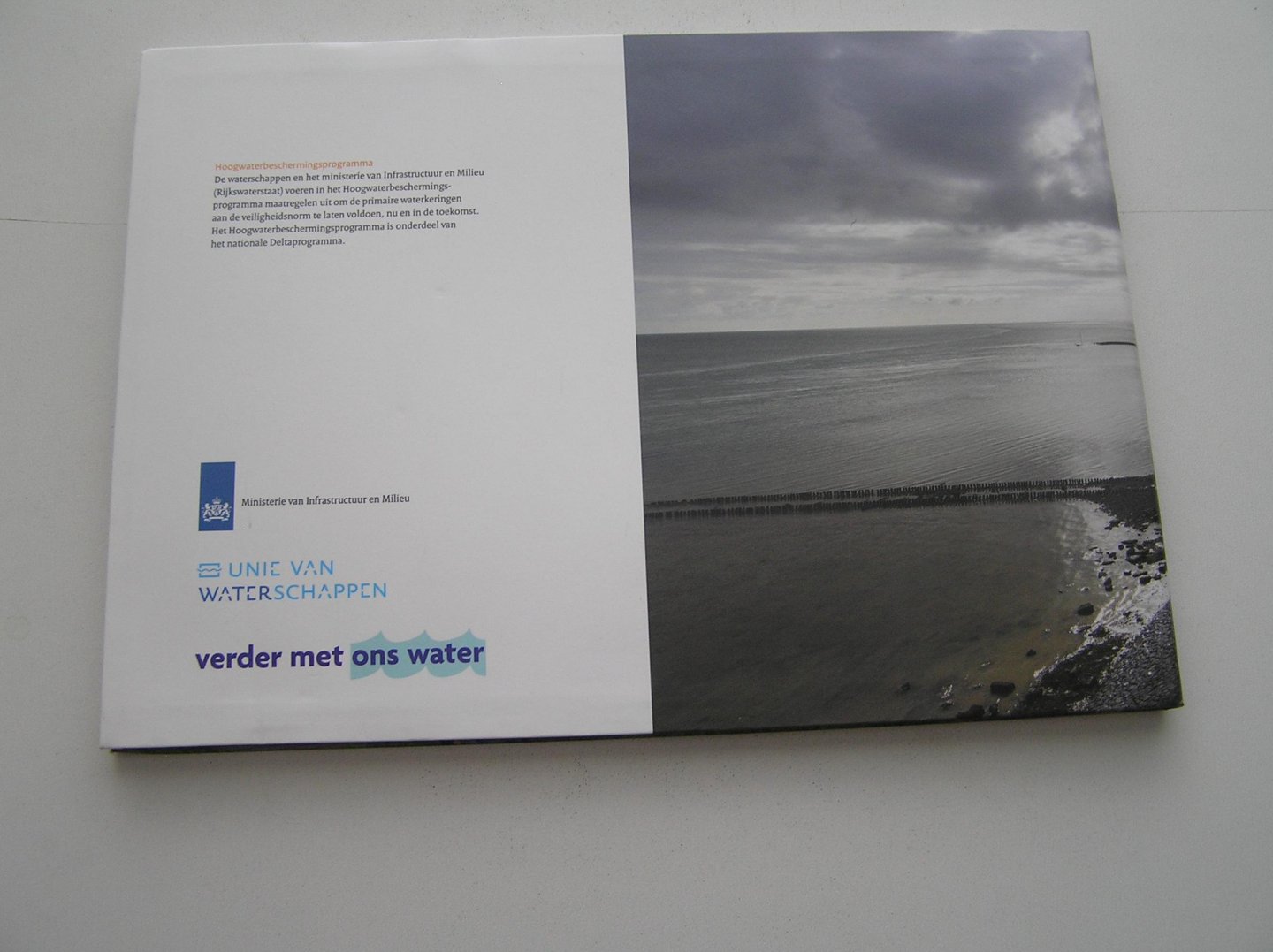 redactie - Projectenboek 2016  De waterschappen en rijkswaterstaat zetten door. Hoogwaterbeschermingsprogramma  Incl. kaart .