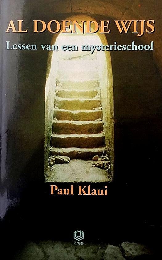 Klaui , Paul . [ ISBN 9789062290840 ] 2920 - Al Doende Wijs . ( Lessen van een mysterieschool. ) Al Doende Wijs lijkt een instructieboek, maar is bedoeld als geheugensteun voor een bepaalde geestesgesteldheid; voor een gerichtheid van de aandacht.  De in dit boek vastgelegde gedachten zijn de -