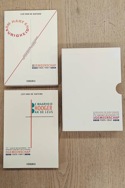 HATERD, LEX VAN DE. - De waarheid hooger dan de leus. Over de beeldvorming rond tijdschrift en uitgeverij De Gemeenschap 1925-1941 +  Om hart en vurigheid over schrijvers en kunstenaars van tijsschrift en uitgeverij De Gemeenschap 1925-1941