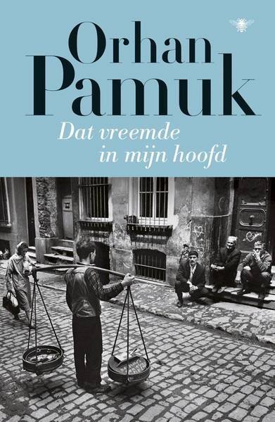 PAMUK, ORHAN. - Dat vreemde in mijn hoofd. Het leven, de avonturen en dromen van bozaventer Mevlut Karatas en het verhaal van zijn vrienden alsmede een beeld van Istanbul tussen 1969 en 2012 gezien door de ogen van tal van personen.